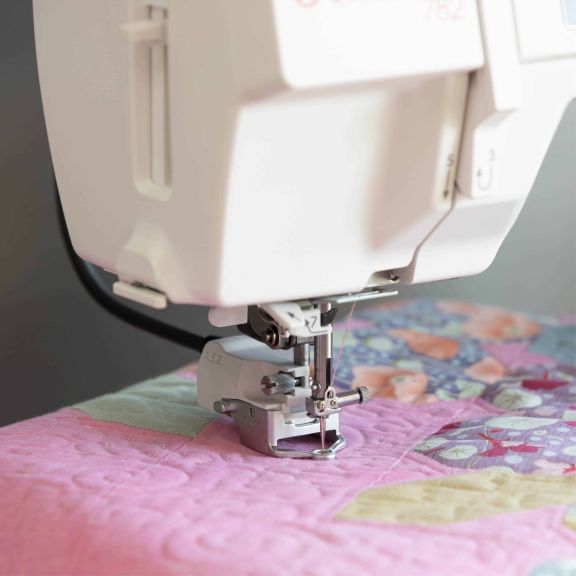 Maquina de coser y acolchar Elna 782 excellence